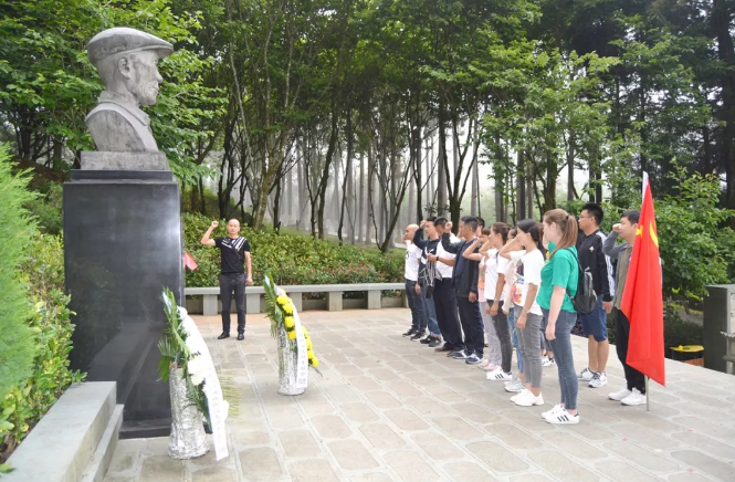 中共保山安利醫(yī)院有限責(zé)任公司支部委員會(huì)開展“不忘初心，牢記使命”愛國主義專題教育活動(dòng)