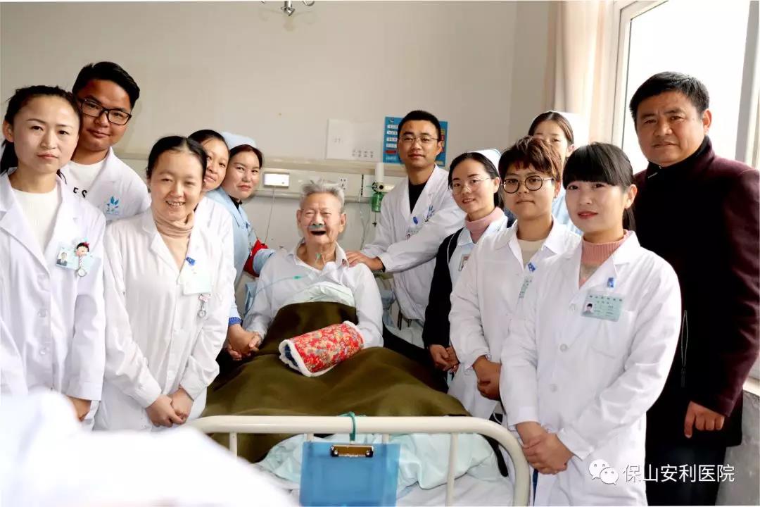 97歲八路老戰(zhàn)士身患多種疾病，常年住院視醫(yī)院為家，醫(yī)護(hù)為親人