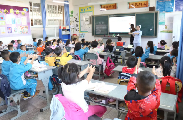 保山安利醫(yī)院為隆陽區(qū)四小、五小、七小、漢莊小學(xué)、永昌小學(xué)開展復(fù)學(xué)疫情防護知識培訓(xùn)