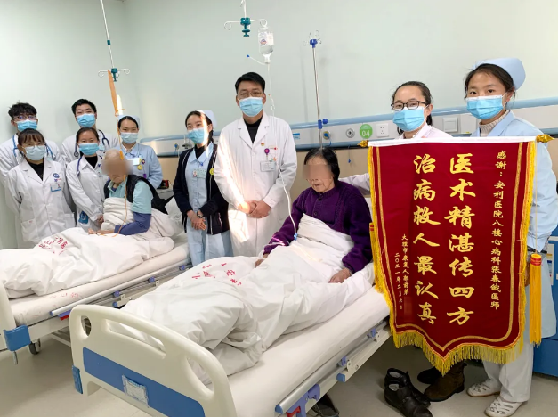 溫暖的陪伴、細(xì)心的照顧，兩位老人感恩贈(zèng)錦旗！