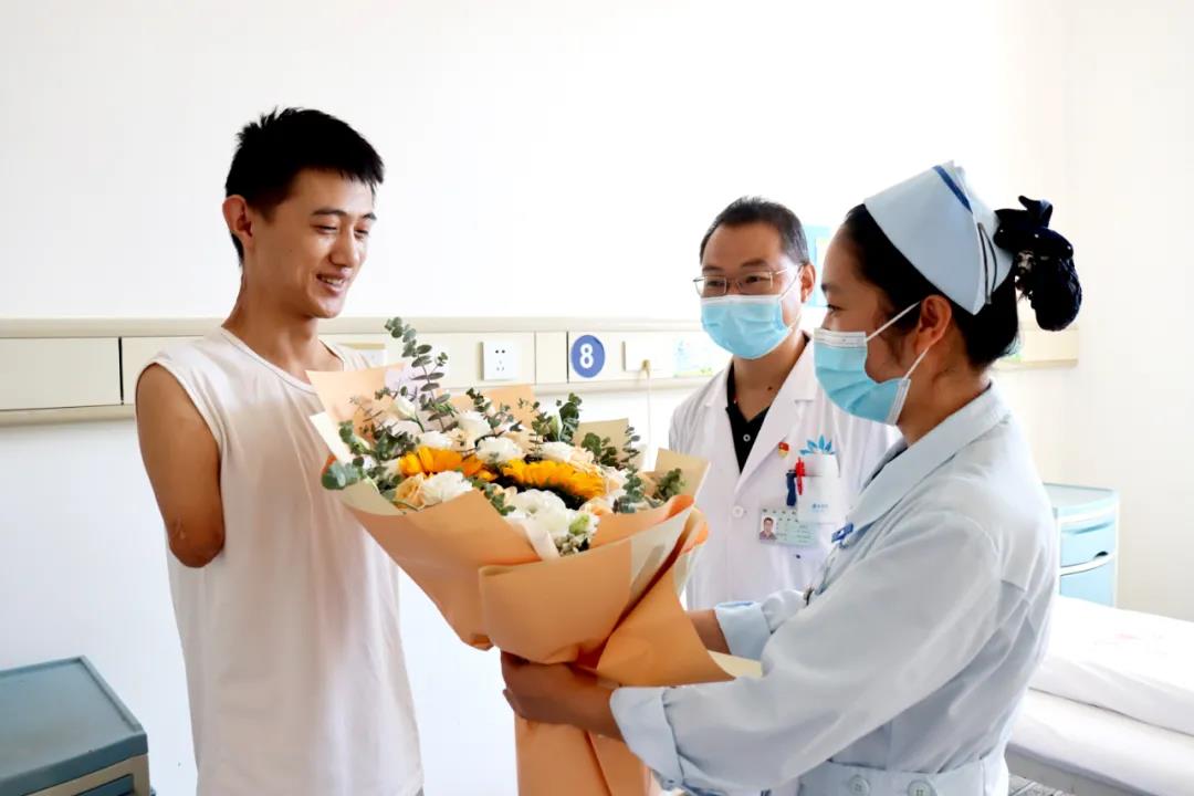 【保山安利醫(yī)院】雖然失去了雙臂，但他用堅(jiān)強(qiáng)、樂觀的態(tài)度讓生活充滿陽光！