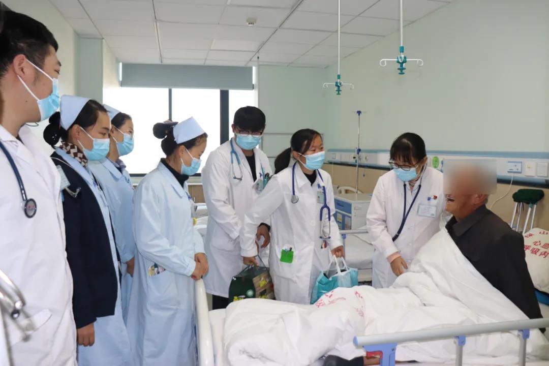 【保山安利醫(yī)院】寒冬雖冷，但爺爺?shù)男氖桥?，早已把醫(yī)院當(dāng)家醫(yī)護(hù)當(dāng)親人！