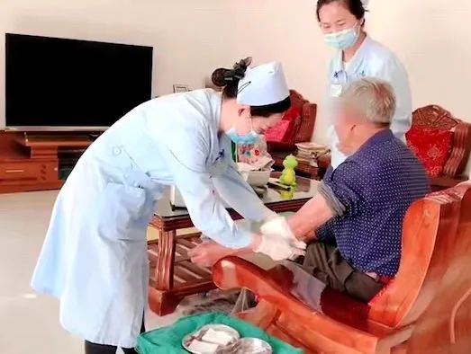【保山安利醫(yī)院】82歲爺爺與老伴居家，在院手術(shù)后換藥不便，居家護(hù)理上門服務(wù)解難題