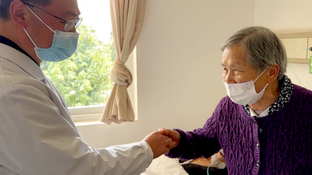 【保山安利醫(yī)院】百歲老人15年后再次到院做手術(shù)，老伴深表謝意“感謝你們給了他第二次生命”！