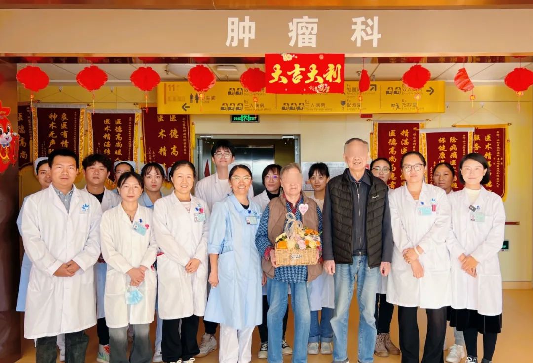 因?yàn)樾湃危聽(tīng)敔攺纳虾?lái)到保山安利醫(yī)院腫瘤科放射治療！