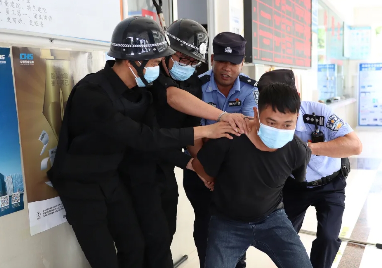 警醫(yī)聯(lián)動(dòng)丨反恐防暴應(yīng)急演練，筑牢醫(yī)院安全防線