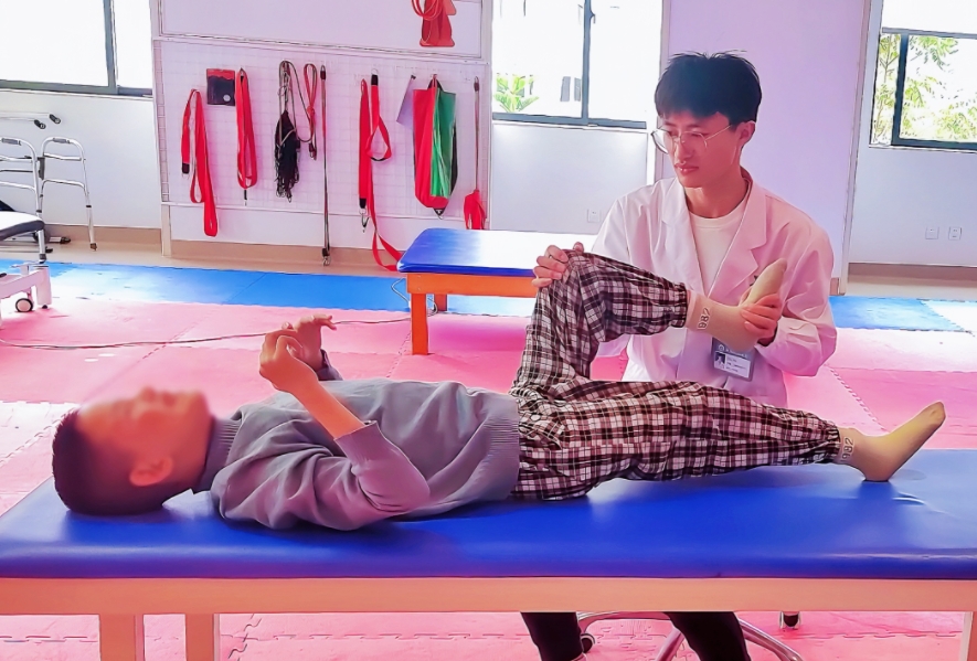 西藏12歲腦癱女孩千里求醫(yī)，綜合康復(fù)治療顯成效