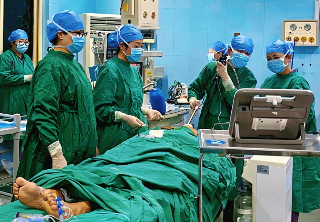 突破！我院成功開(kāi)展首例“經(jīng)硬質(zhì)支氣管鏡下硅酮支架植入術(shù)”和“支氣管徑向超聲檢查術(shù)”