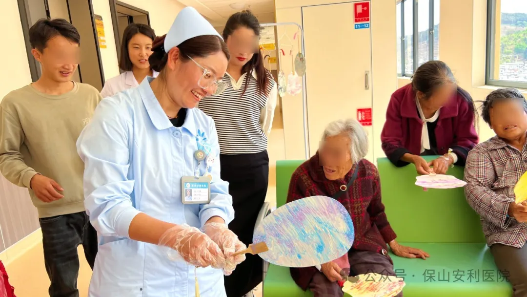 保山安利醫(yī)院腫瘤科開展“漆扇寄溫情，科學(xué)防癌護(hù)健康”主題活動(dòng)