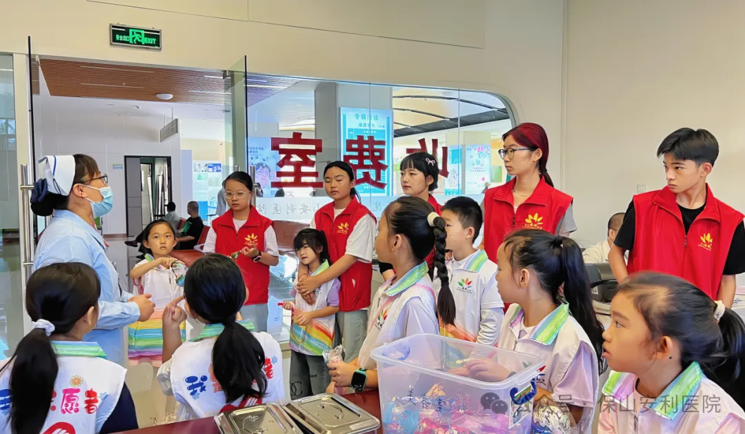 化身小小中醫(yī)師！保山安利醫(yī)院暑期職業(yè)體驗，探秘三伏貼的奇妙旅程！