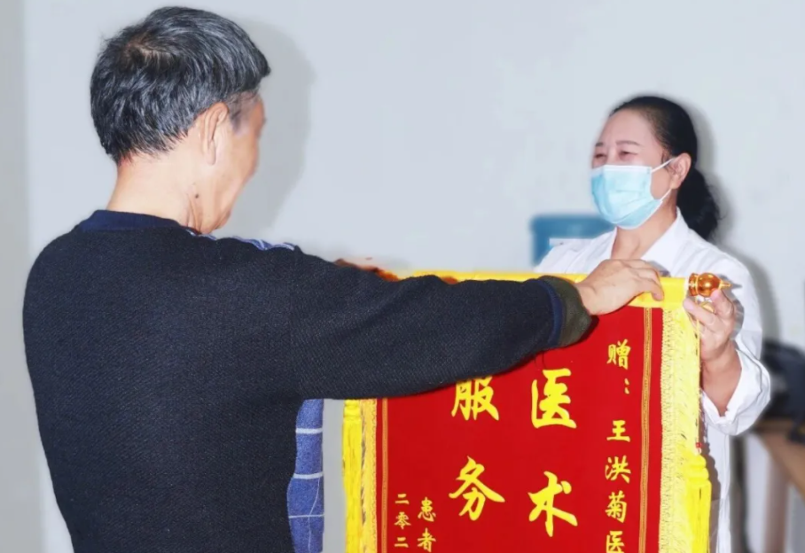 致敬醫(yī)者仁心 | 一面錦旗，一份信賴，一段暖心的醫(yī)患情