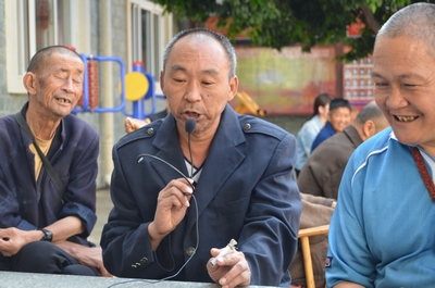 開心的老人們唱紅歌給大家聽